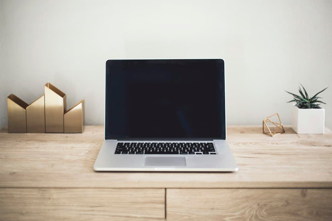 Foto ilustrasi laptop untuk pengembangan produk digital